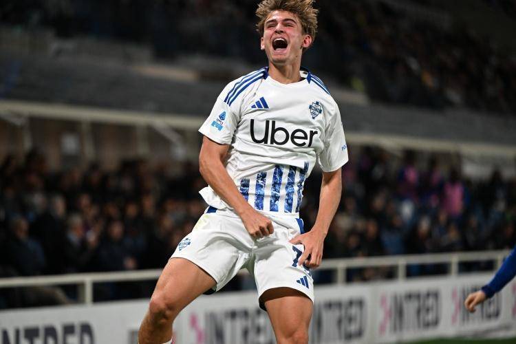 科莫与皇马博弈!意甲弱旅推动中场天才转会,未来充满变数